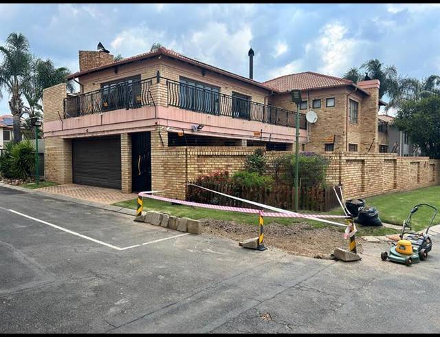 5 BEDROOM HOUSE FOR SALE IN SONNEVELD